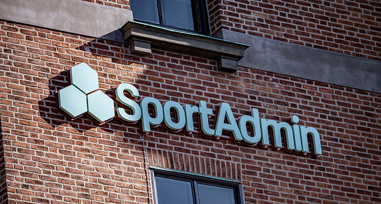 En tegelbyggnad med texten Sportadmin.