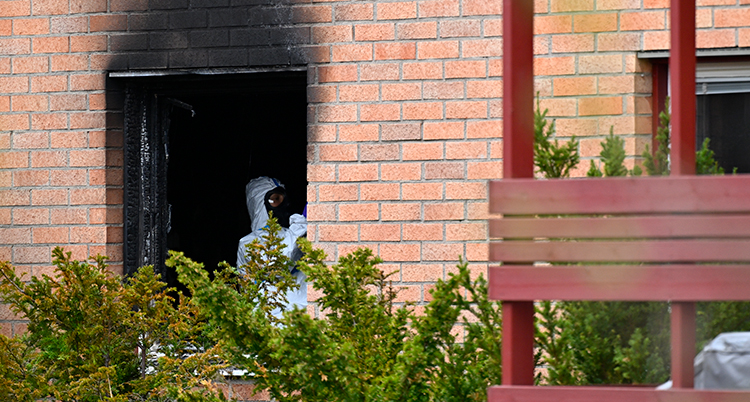 Det är svart efter explosionen och branden runt ingången till huset.