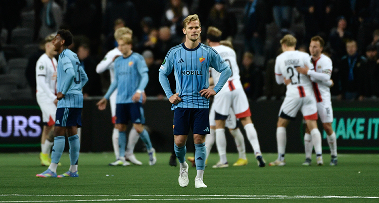 Flera spelare på en fotbollsplan.