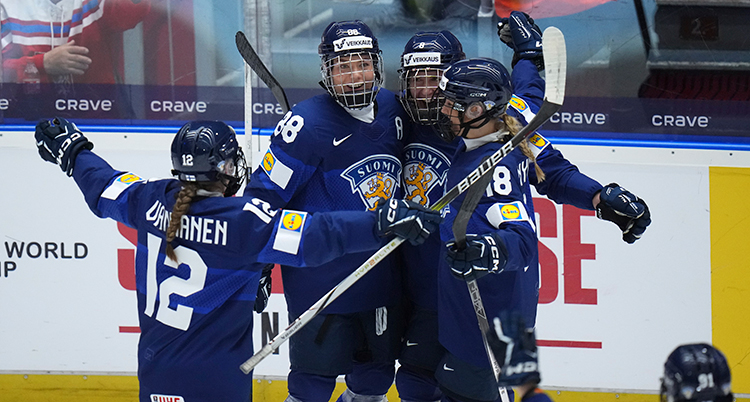 Ishockeyspelare jublar.