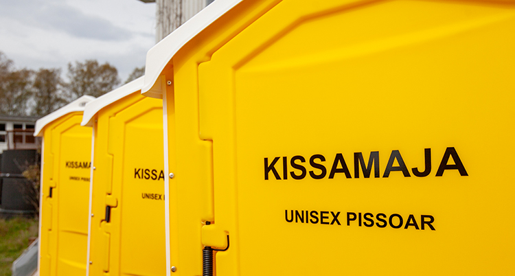 Gula bås med texten Kissamaja på.