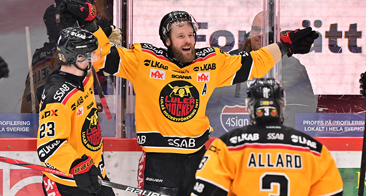 Tre glada spelare i ishockey.