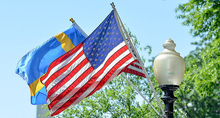 Sveriges flagga och USAs flagga.