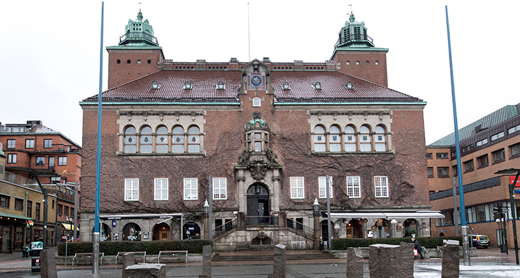 Byggnaden har en stor trappa fram till porten. Byggnaden är i tegel.