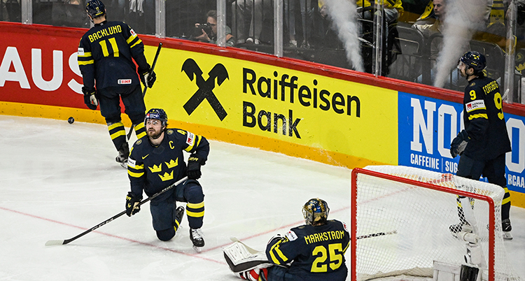 Fyra ishockeyspelare på is.