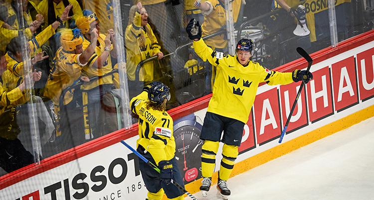 Två glada ishockeyspelare.