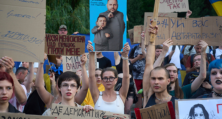 Folk protesterar.