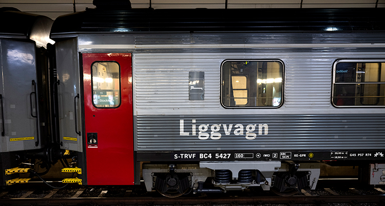 En tågvagn som det står liggvagn på.