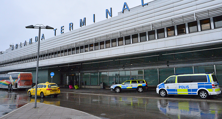 Två polisbilar som står utanför flygplatsen Arlanda.