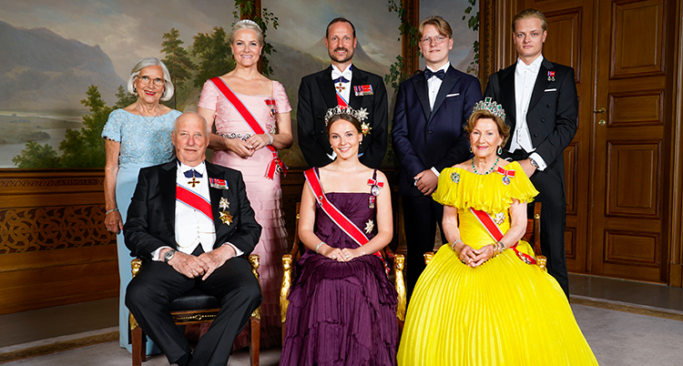 Kungafamiljen i finkläder uppradade på foto.