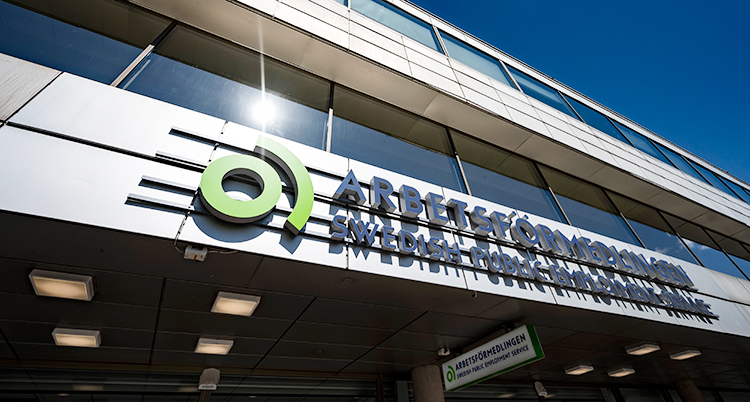 Ett stort hus. På en skylt står det Arbetsförmedlingen.
