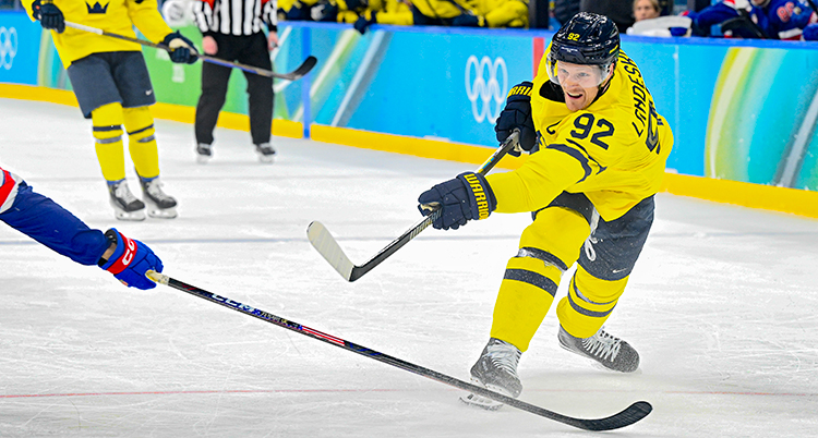 Han skjuter ett skott med klubban.