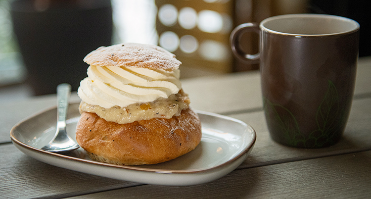 En semla på ett fat.