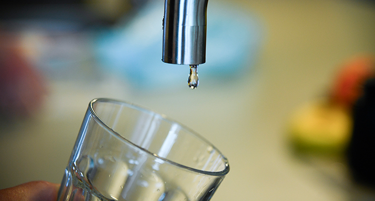 Ett glas under en kran.