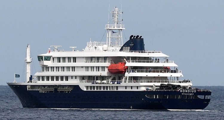 Ett kryssningsfartyg på havet. Fartyget är blått och vitt.