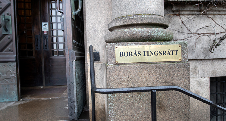 Ingången till domstolen.