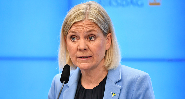 Hon står bakom en mikrofon.