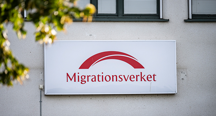 En skylt som det står Migrationsverket på.