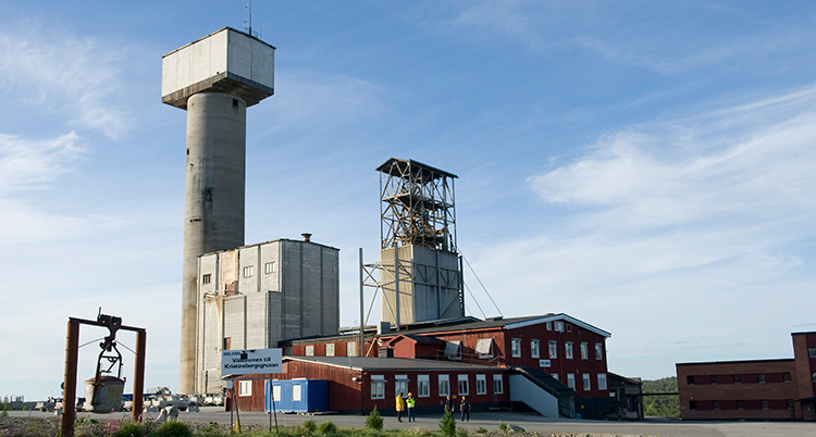 Hus och höga byggnader visar ingången till gruvan.