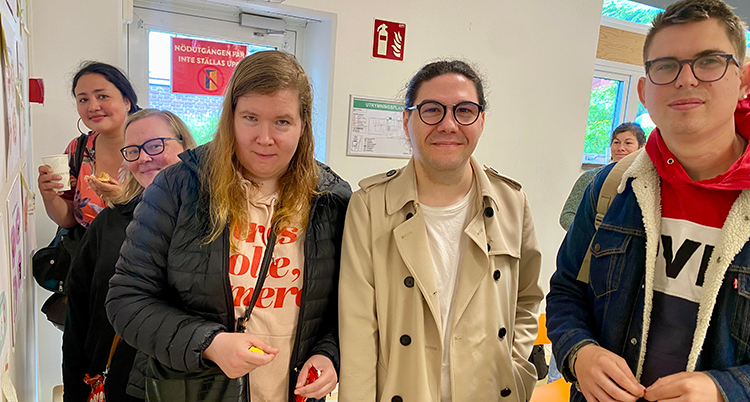 De stor samlade i en grupp, vid en vägg.