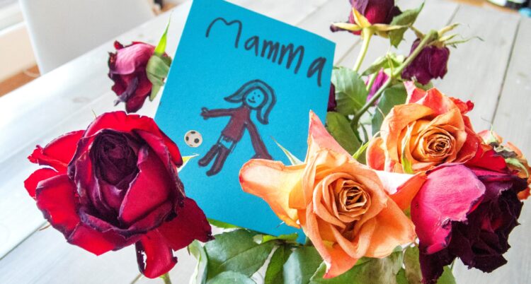 Blommor med ett kort till mamma.