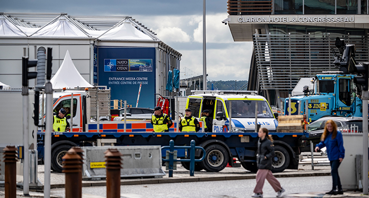 Poliser står vid platsen där mötet för Nato ska vara.