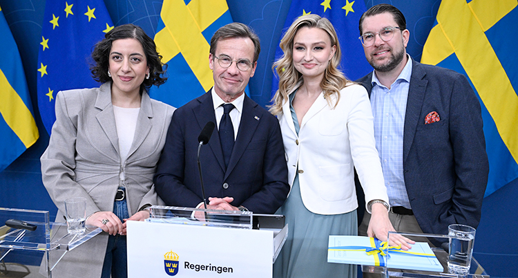 De fyra ledarna står bredvid varandra. Det är från vänster Simona Mohamsson, Ulf Kristersson, Ebba Busch och Jimmie Åkesson.