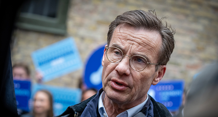 Han har glasögon.