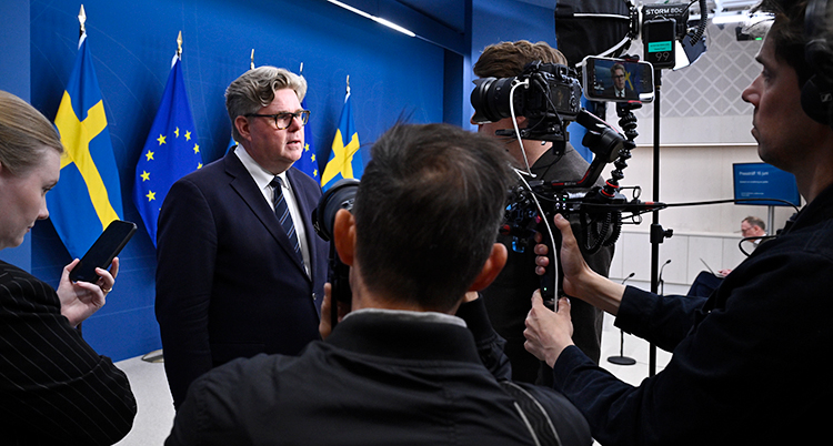 Minister Gunnar Strömmer blir intervjuad och filmad av journalister.
