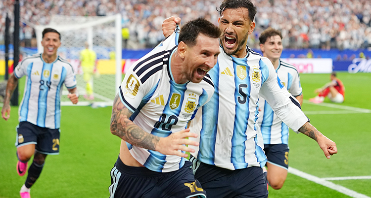 Från en match i fotboll. Messi har precis gjort mål. Han är glad. Flera lagkamrater firar med honom.