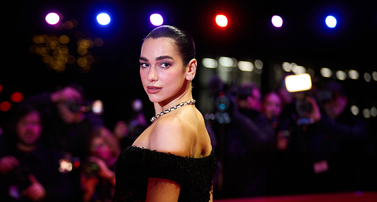 Hon poserar för fotografer på en filmfestival i Berlin.