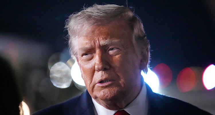 En närbild på Donald Trumps ansikte.