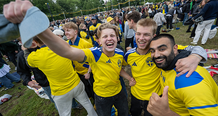 De har gula tröjor. De håller om varandra och är glada.