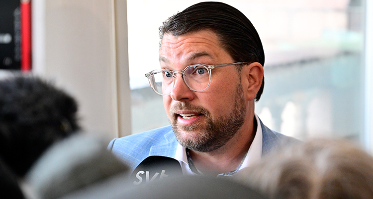 Han pratar med en journalist i en mikrofon.