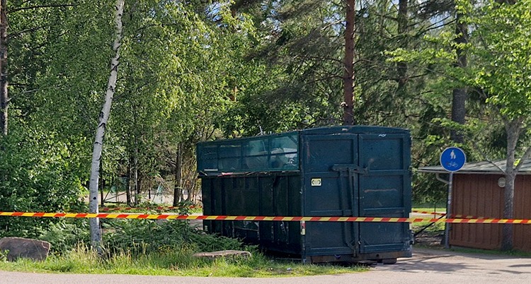 En avspärrning runt en stor container.
