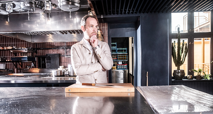 Kocken Björn Frantzén står inne på sin restaurang som heter Frantzén.