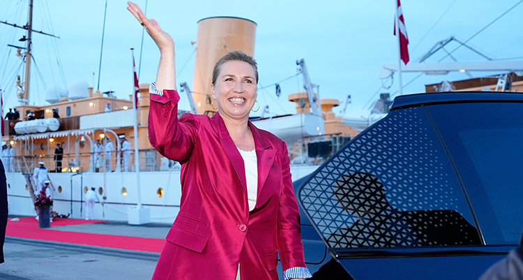 Mette Frederiksen vinkar. Hon ser glad ut.