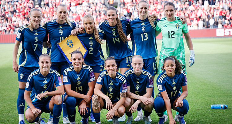 En gruppbild. Några står upp, några sitter på huk.