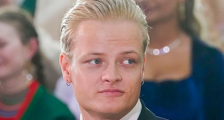En närbild på hans ansikte när han är på en fest.