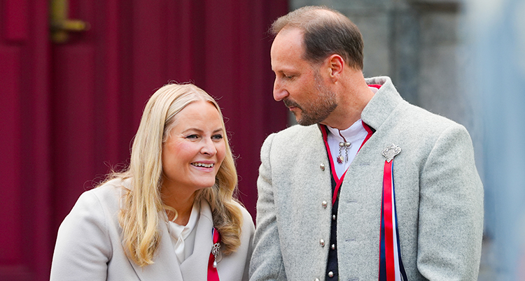 De är glada. De firar Norges nationaldag.