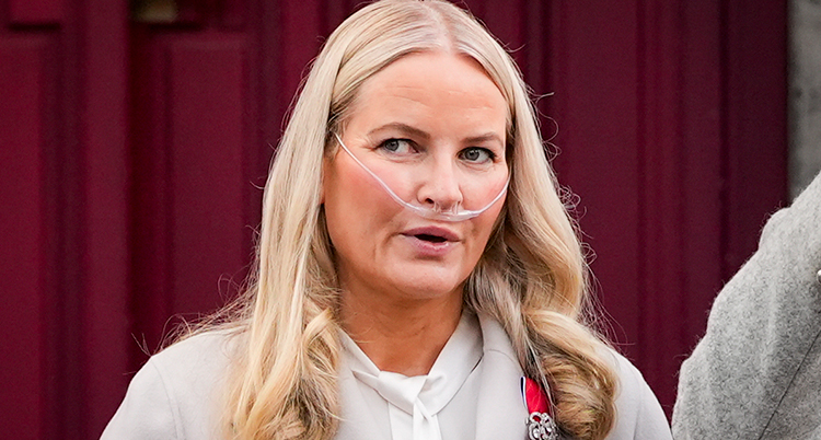 Mette-Marit med en slang från näsan som hjälper henne att andas.