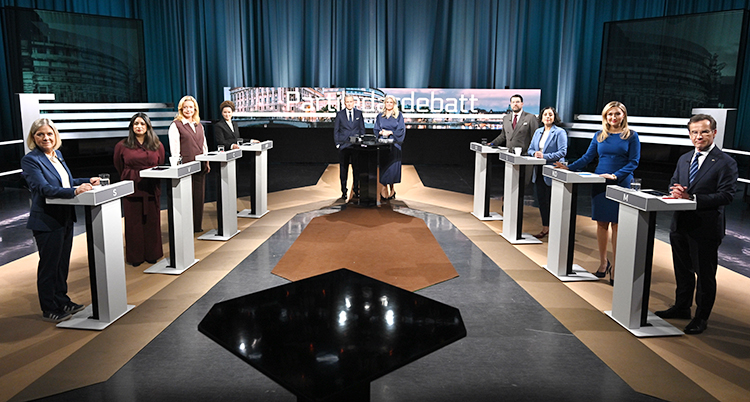 De åtta partiledarna står i en studio innan de ska ha debatt i tv.