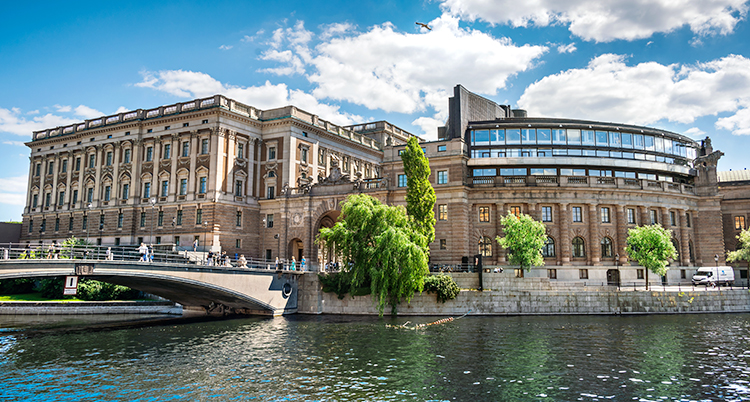 Ett stort hus i Stockholm vid vattnet.