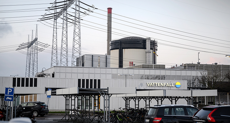 En stor byggnad. Det är ett kärnkraftverk.