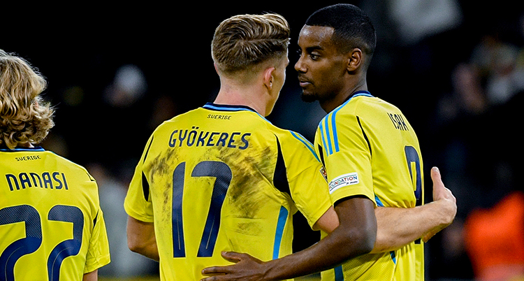 De håller varandra om ryggen. De har gula fotbollströjor.