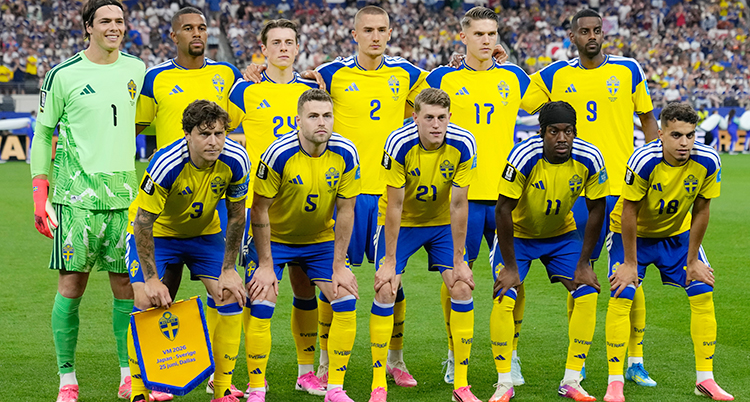 Laget står uppställt på planen innan match.