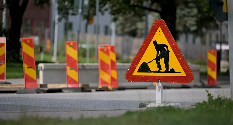 Vägmärken som spärrar av en väg inför ett arbete.
