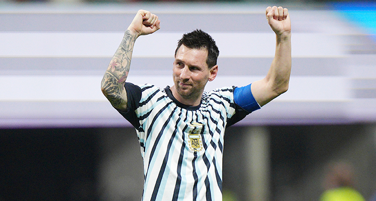Han firar efter att Argentina vunnit en match.