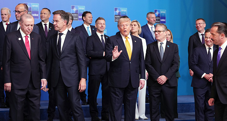 En grupp med människor står tillsammans för gruppbild. Bland andra Donald Trump och Keir Starmer.