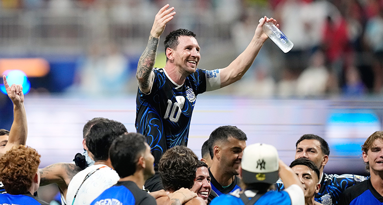 Matchen är slut. Messi sitter på axlarna på en annan person. Spelarna firar.